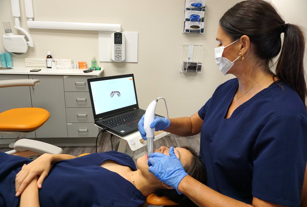 Maxillary scan — operator positioning with scanner and laptop