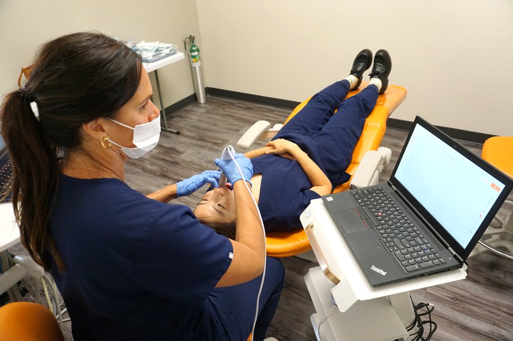 Maxillary scan — patient and laptop line of sight
