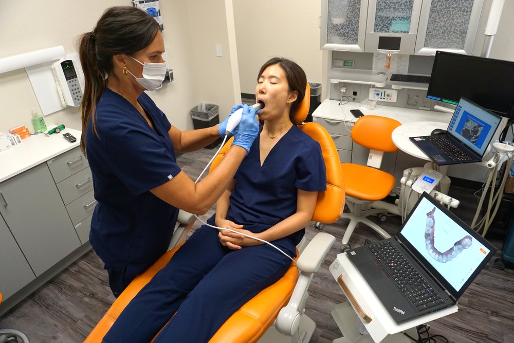 Mandibular scan — patient, scanner and laptop positioning, seated